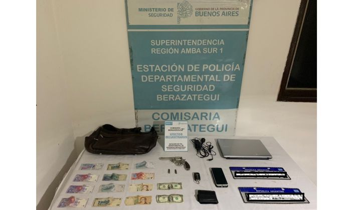 Berazategui – Circulaba armado en un auto robado, fue detenido